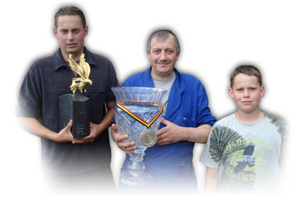 In het midden Jean-Paul met de beker van 3° Algemeen Kampioen van België 2005, links Björn met trofee van Algemeen winnaar Euro Diamond 2003 en rechts Kevin.